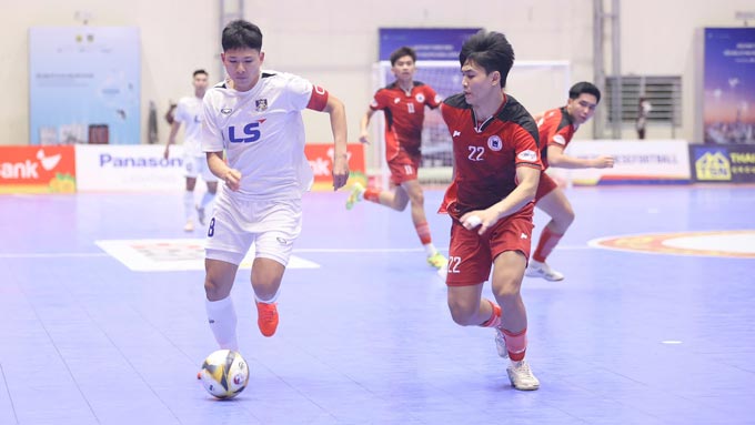 Thực tế, Tân Hiệp Hưng (phải) đã có một trận đấu không tệ trong trận đấu tối nay. Ảnh - Minh Tuấn