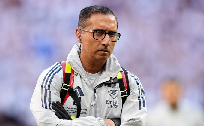 Bác sĩ trưởng Zafar Iqbal đã bị Arsenal sa thải