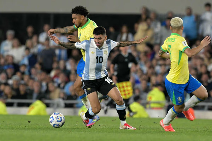 Ederson tranh bóng với Angel Correa ở trận đấu của Brazil gặp Argentina năm 2025