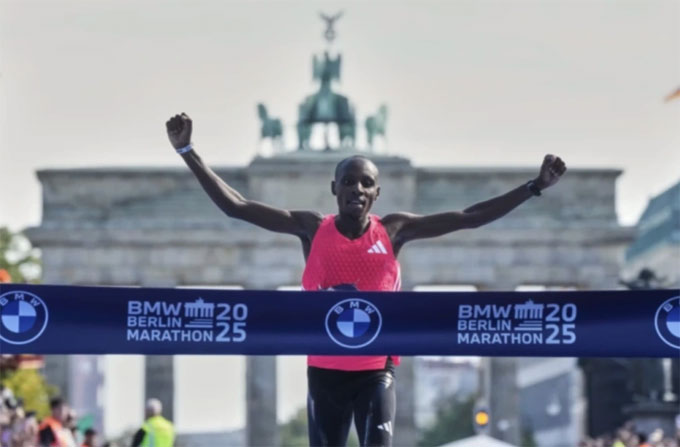 Sawe về đích đầu tiên tại Berlin Marathon vào ngày 21/9/2025. Ảnh: AP