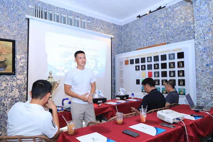 Cựu tuyển thủ Công Vinh với những ý kiến tại hội thảo. Ảnh: Trần Cường