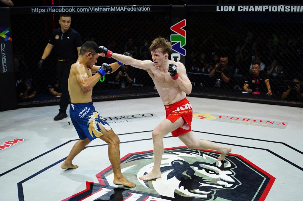 Harry Smith (phải) ra đòn trong trận đấu Anh Đức ở hạng 65kg MMA Pro tại LC24 hồi tháng 7/2025