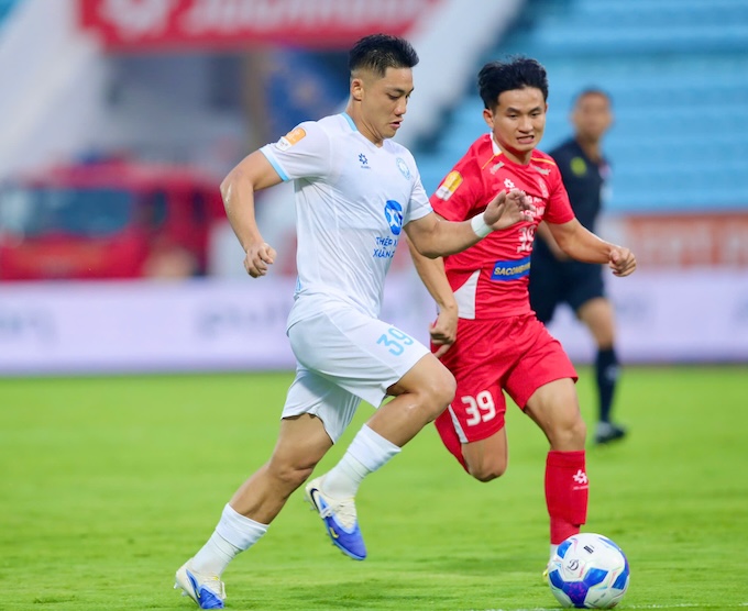 Pha tranh chấp giữa cầu thủ hai đội. Ảnh: Quang Đương