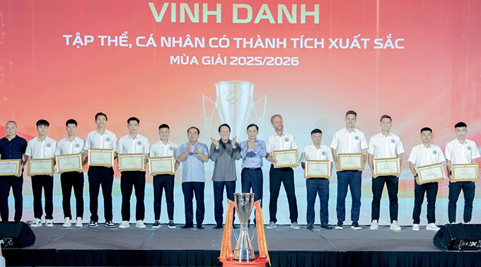Bộ trưởng Lương Tam Quang và các đại biểu chụp ảnh lưu niệm cùng Câu lạc bộ Bóng đá Công an Hà Nội