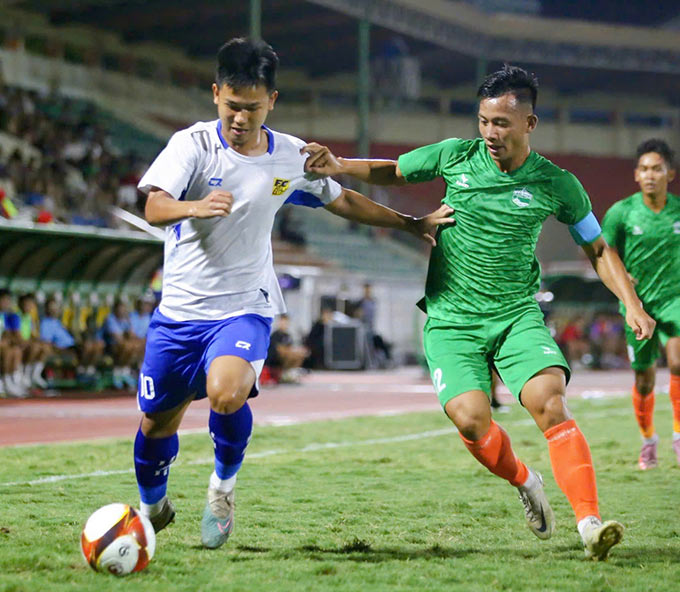 Huế (áo trắng) đánh bại Lâm Đồng với tỉ số 3-0 để giành suất lên chơi hạng Nhất. Ảnh: VFF