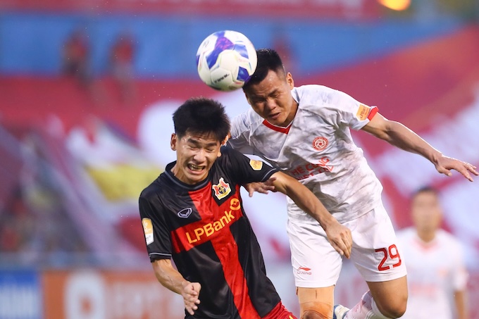 Cuôc so kè giữa Ninh Bình vs Thể Công ở bán kết Cúp QG - Ảnh: Đức Cường