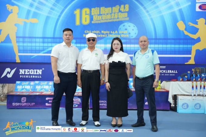 Nhà báo Nguyễn Nam Thắng - Tổng biên tập tạp chí Doanh nghiệp và Thương hiệu nông thôn - Trưởng ban tổ chức (Thứ nhất từ phải sang - áo xanh)