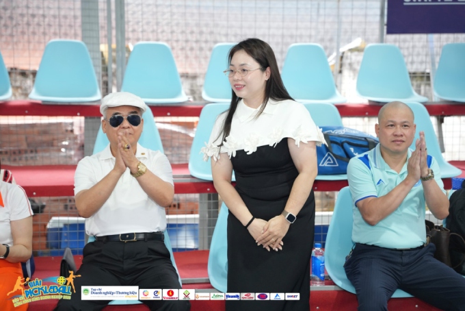 Bà Nguyễn Hồng Phương Linh đại diện Ngân hàng Nông nghiệp và phát triển nông thôn Việt Nam (đứng giữa)
