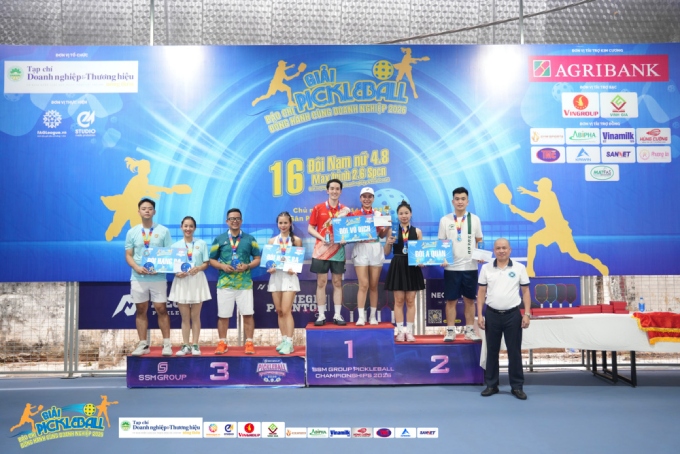 Trưởng ban tổ chức ông Nguyễn Nam Thắng - trao giải thưởng và quà tặng cho các cặp đôi giành chiến thắng Nhất, Nhì, Ba