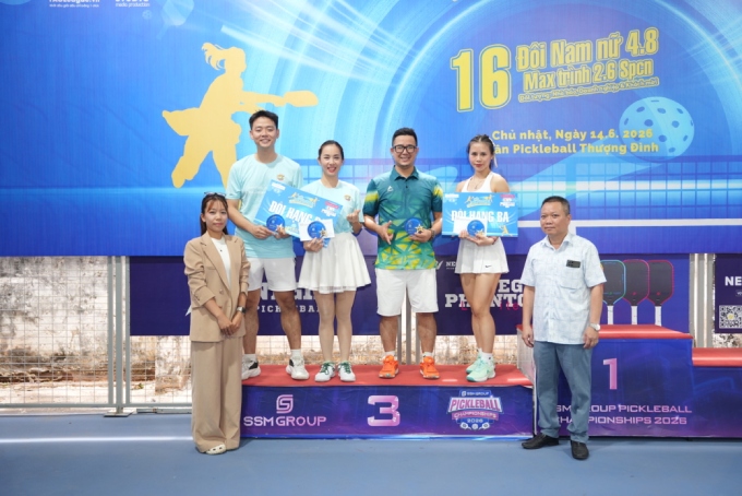 Đại diện ban tổ chức ông Hồ Ngọc Thụ và đại diện nhà T trợ Phương Ân beauty Center trao giải và tặng quà cho cặp đôi hạng ba