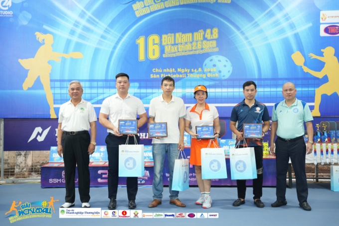 Ban tổ chức trao kỷ niệm chương cho các nhà T trợ