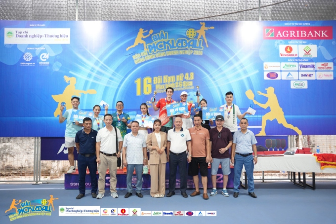 Ban tổ chức và các nhà T trợ chụp ảnh lưu niệm cùng các cặp đôi giành chiến thắng Nhất, nhì, ba của mùa giải