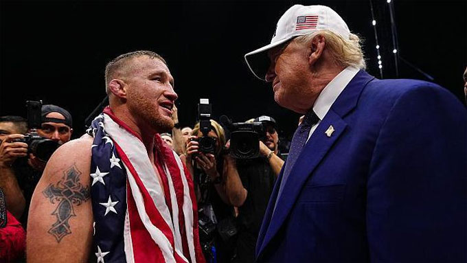 Gaethje được Tổng thống Mỹ Donald Trump bước lên chúc mừng