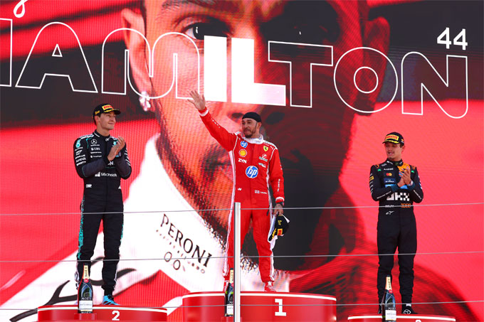 Hamilton (giữa) bước lên bục nhận giải cùng Russell và Norris