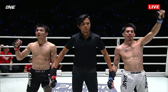 Thành Thoan (trái) thua Turner đầy tiếc nuối tại ONE Friday Fights 151