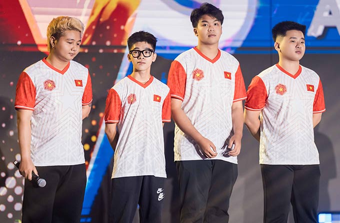 Bên phía Việt Nam, Lê Hà Anh Tuấn, Nguyễn Minh, Thành Đạt, Banhmimeotom góp mặt.