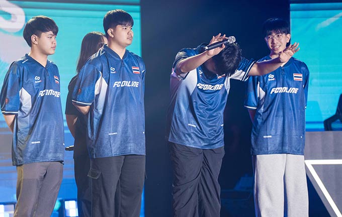 Ở phía bên kia chiến tuyến, Jiffy Jay, Newoff, Piyalerk, Bloom đại diện cho đội tuyển Thái Lan.