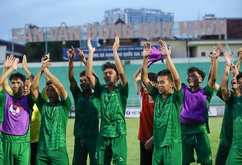 Các cầu thủ Lâm Đồng ăn mừng chiến tích thăng hạng