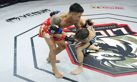 Bùi Đình Khải (trái) hạ Liam Arnold bằng đòn khóa siết tại LION Championship 21 hồi tháng 4/2025