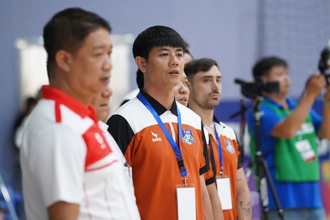 HLV Nguyễn Tuấn Anh rời vị trí. Ảnh: Nguyễn Khanh 