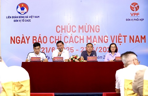 Lãnh đạo VFF, VPF trao đổi với báo chí - Ảnh: Tô An