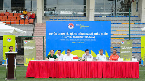 Thí sinh Dương Thị Anh Kiệt đại diện 55 cầu thủ chia sẻ cảm nghĩ  - Ảnh: Hương Nguyễn