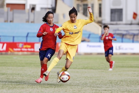 Pha tranh bóng giữa đội Hà Nội I (áo vàng) và TP.HCM II. Ảnh: CTV