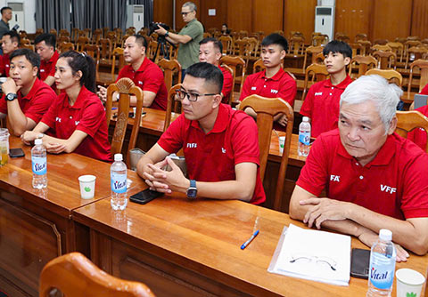 Các học viên của Hội thảo là đại diện các liên đoàn thành viên của VFF, các trung tâm bóng đá cộng đồng miền Bắc. Ảnh: Đức Cường