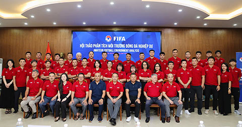 Đại diện VFF, FIFA và các học viên chụp ảnh kỷ niệm. Ảnh: Đức Cường