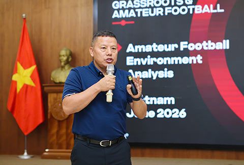 Chuyên gia FIFA Aris Caslib phân tích và định hướng phát triển bóng đá cộng đồng ở Việt Nam. Ảnh: Đức Cường