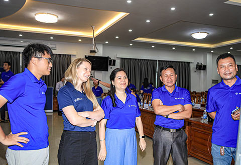 Chuyên gia Lowri Robert cùng các học viên thảo luận các chủ đề - Ảnh: Đức Cường