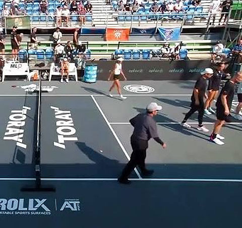 Bảng quảng cáo LED đổ sập, đè trúng tay vợt pickleball đang thi đấu
