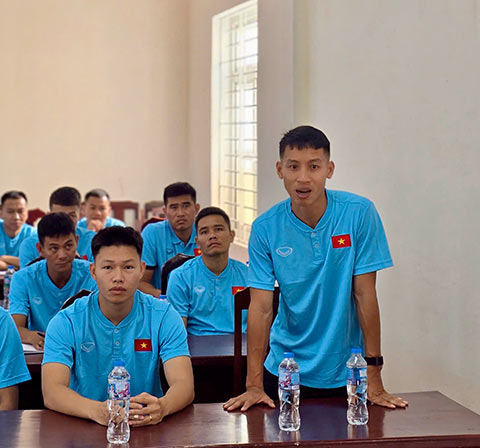 Tiền vệ Đỗ Hùng Dũng được bầu làm lớp trưởng của khóa học. Ảnh: VFF