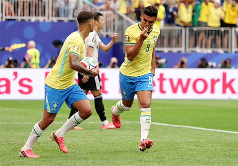 Brazil giành vé vào vòng 1/8