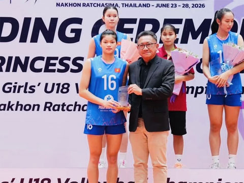 Khánh Linh nhận giải "Đối chuyền xuất sắc nhất"