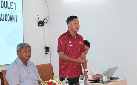 HLV Lê Huỳnh Đức tham gia khóa học với vai trò giảng viên - Ảnh: VFF