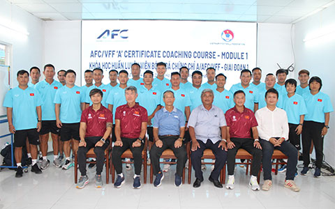 Cựu tuyển thủ Nguyễn Quang Hải, Nguyễn Xuân Thành, Đoàn Thị Kim Chi... là một trong những học viên quen mặt của lớp HLV bằng A tại TP.HCM - Ảnh: VFF