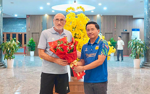 GĐĐH CLB HAGL, Nguyễn Tấn Anh tặng hoa HLV Vladica Grujic - Ảnh: HAGL