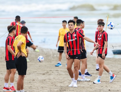 Hồ Tấn T đã có mặt tậ luyện cùng đồng đội. Ảnh: NBFC