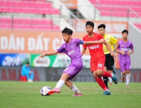 Cầu thủ Hà Nội nỗ lực tìm bàn gỡ, nhưng bất thành. Ành: VFF