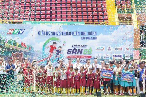 Niềm vui của các nhà vô địch. Ảnh - Phương Quỳnh