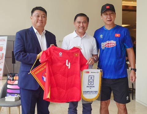 Phó Chủ tịch Trần Anh Tú mong muốn hai bên sẽ tiếp tục tăng cường hợp tác trong thời gian tới, đặc biệt trong việc tổ chức các chương trình tập huấn, giao lưu và phát triển bóng đá giữa LĐBĐ Việt Nam và Hiệp hội Bóng đá Incheon.
