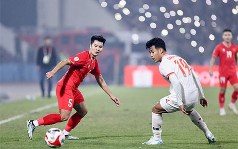 Trương Tiến Anh đang là hậu vệ phải số 1 Việt Nam dưới thời HLV Kim Sang Sik - Ảnh: Minh Tuấn