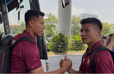 Ngọc Bảo chia tay các đồng đội trước khi nối chuyên bay trở về Phú Yên