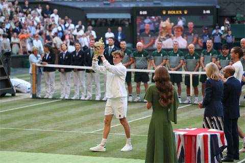 Sinner mừng danh hiệu sau trận chung kết Wimbledon ở All England Club. Ảnh: ATP