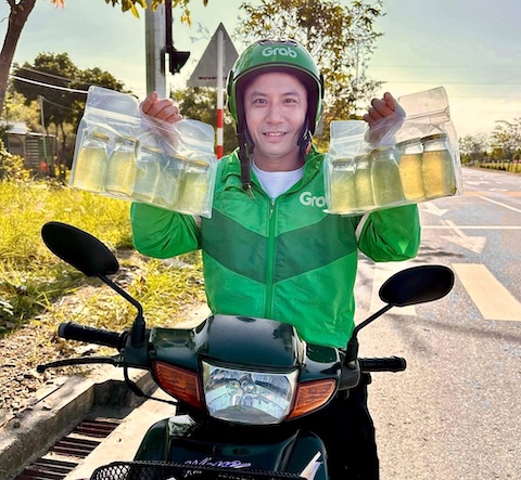 Duy Nam chuẩn bị đi giao yến chưng cho khách. Ảnh: FBNV