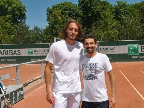Bensoussan (phải) từng chụp ảnh kỷ niệm với ngôi sao Stefanos Tsitsipas. Ảnh: ESPN