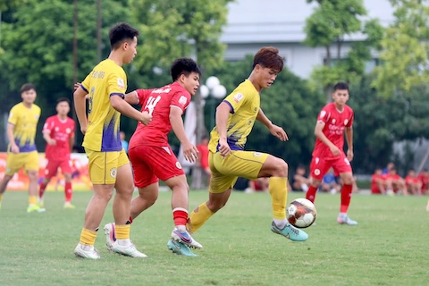 Được đánh giá cao hơn, nhưng CLB Hà Nội (áo vàng) đã rất vất vả trước CAHN. Ảnh: VFF