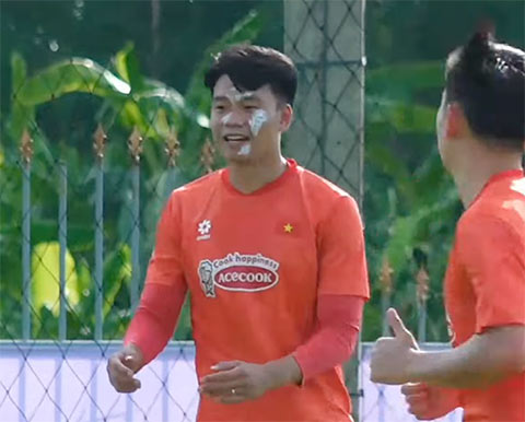 Thành Chung phải bôi thuốc trị độc tố của kiến ba khoang - Ảnh: Ted Trần TV