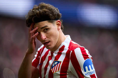 Atletico kiên định với giá bán Alvarez